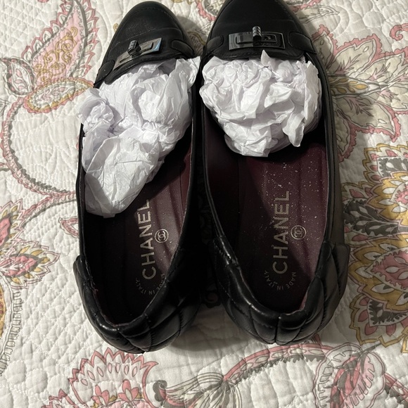 CHANEL Quilted Turn Lock Leather Flats. Make me an offer. Thank you - Picture 10 of 16